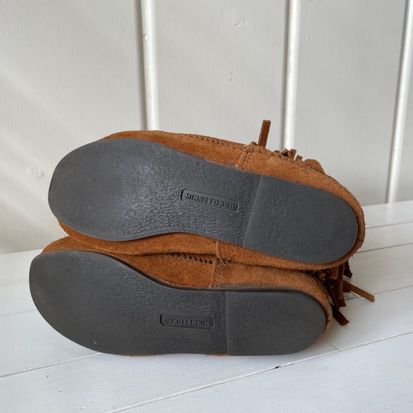 Best seller!! Minnetonka 3 layer fringe boots 8 W - Picture 5 of 6